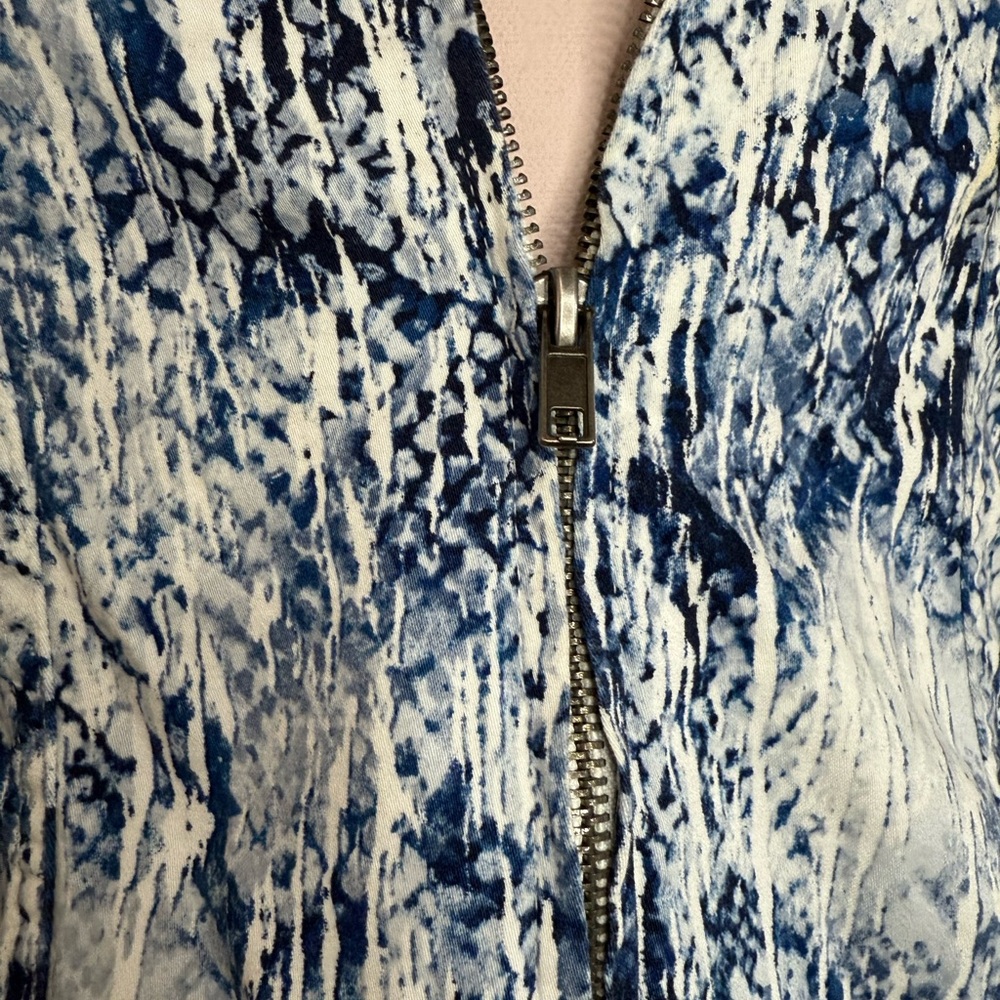 Chicos Women's Blue and White abstract zip up lightweight jacket size large (2) - Picture 3 of 13